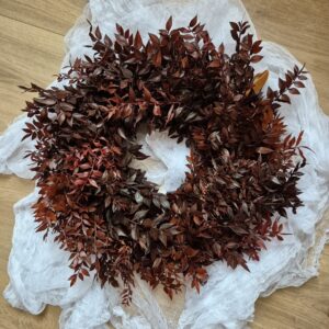 Csokibarna ruscus koszorú