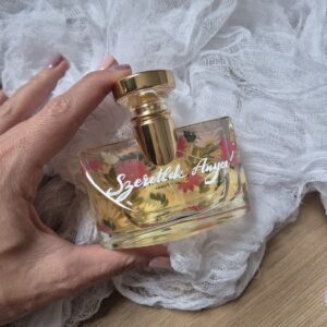 Festett és feliratozott parfüm